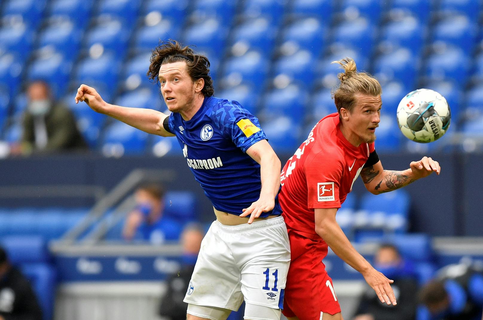 Schalke (l. Michael Gregoritsch) verliert gegen Augsburg mit 0:3