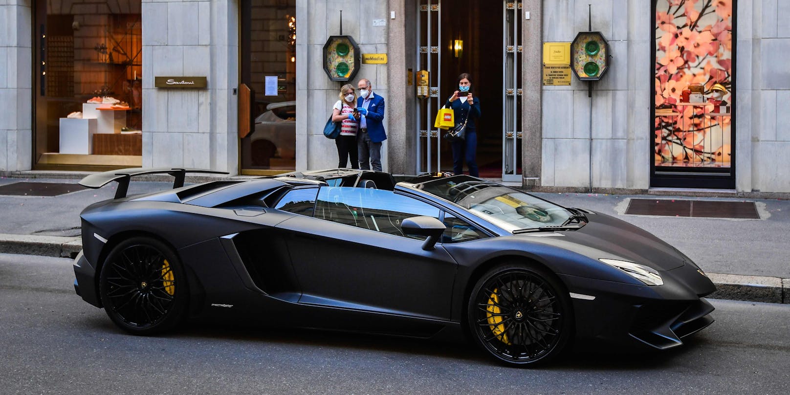 Ein Lamborghini auf den Straßen von Mailand.