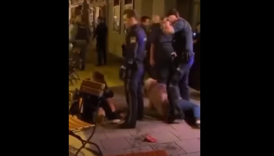 Wegen Corona-Verstößen eskalierte die Situation in Augsburg. Eine 62-Jährige und ihre erwachsene Tochter prügelten sich mit der Polizei.