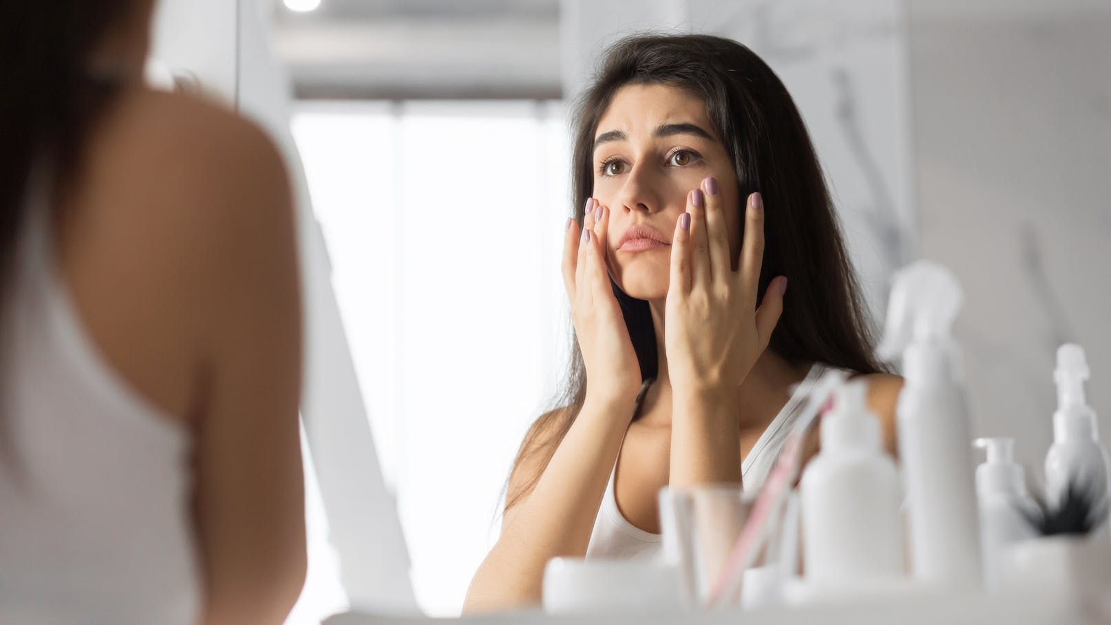 Wochenlang kein Make-up und eine intensivere Hautpflege können einen Ausschlag verursachen.<br>