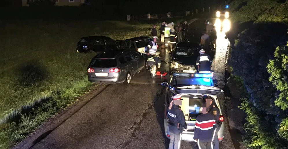 Unfall in Purgstall mit Fahrerflucht, Polizei und Feuerwehr vor Ort.