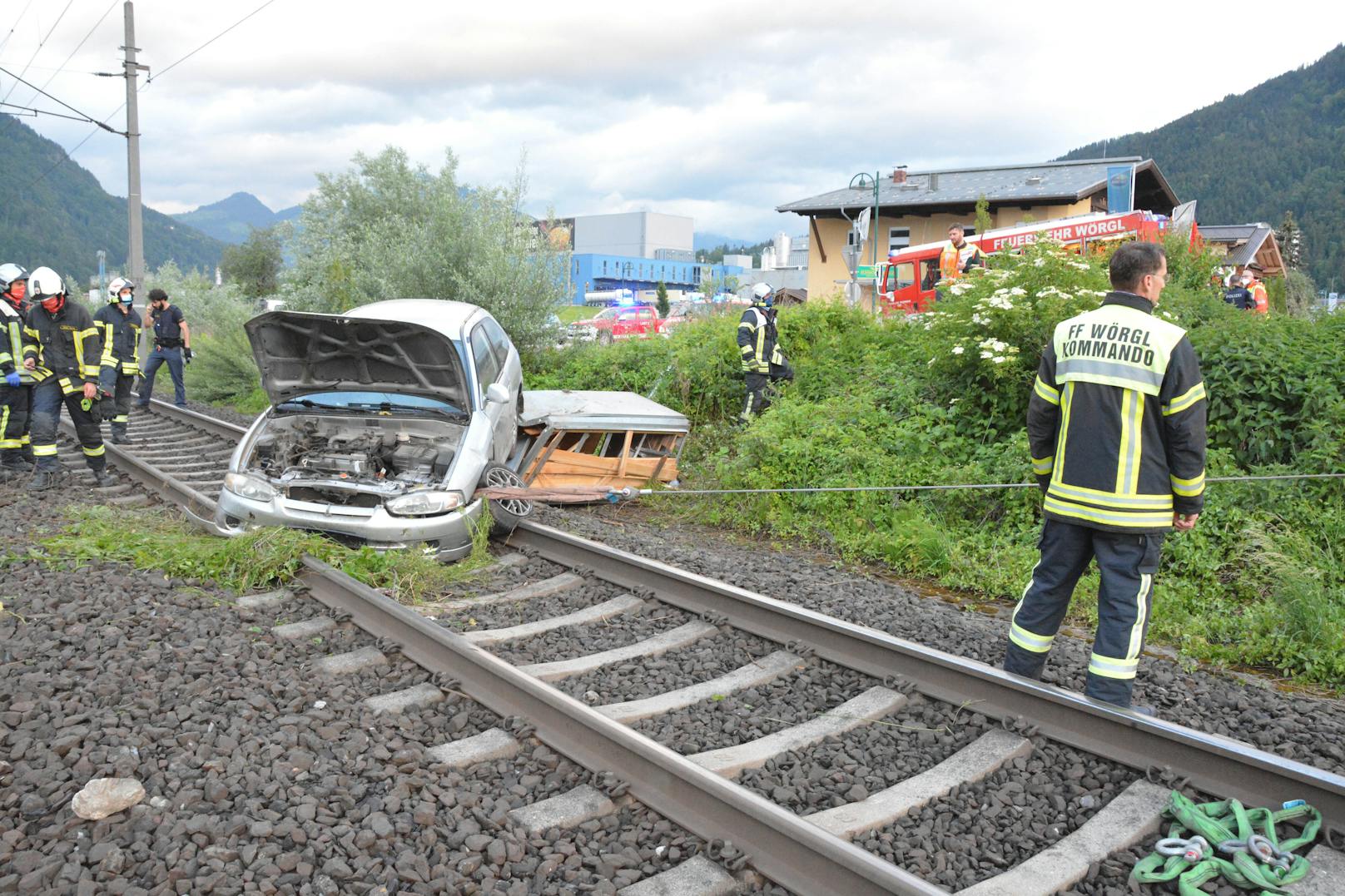 Am Montagabend ist in Wörgl ein Auto von der Fahrbahn abgekommen und über eine Leitschiene auf das darunter befindliche Bahngleis gestürzt.