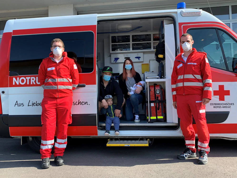 Sanitäter David Schiegl, Papa Alexander, Bruder Erik, Mama Ivonne mit dem kleinen Finn und Sanitäter Lukas Hausdorf 