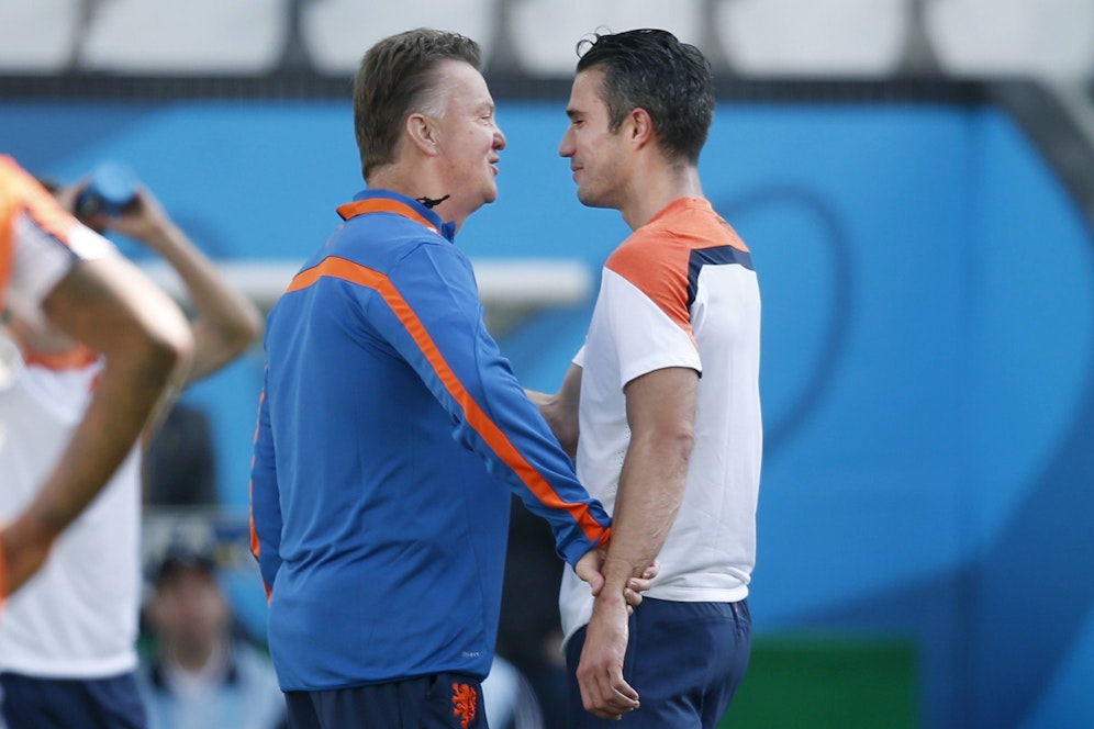 Robin van Persie erzählt, wie Coach Louis van Gaal ihn schlug.