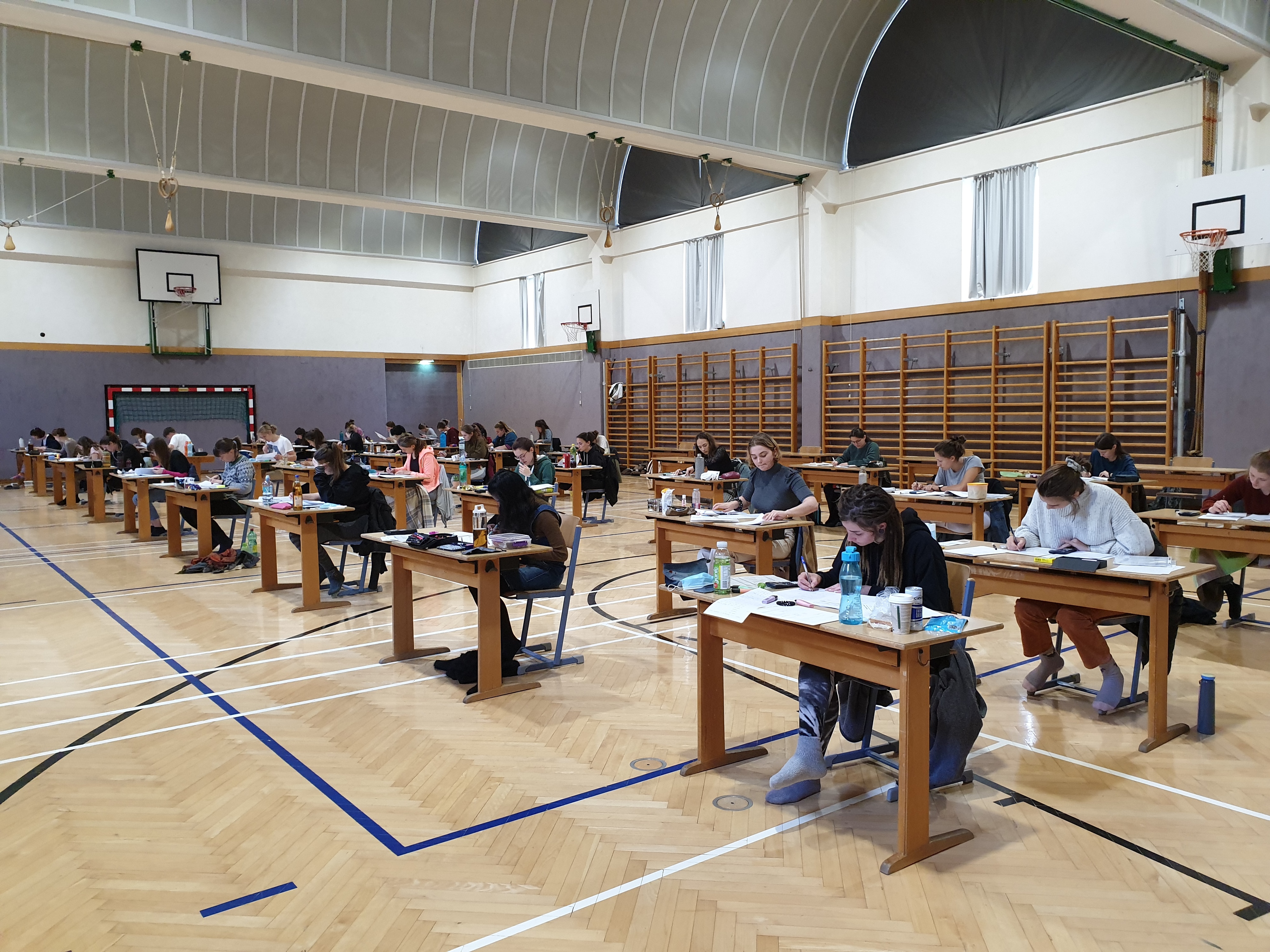 Die Schülerinnen und Schüler der HBLA für künstlerische Gestaltung in Linz bei der Matura.