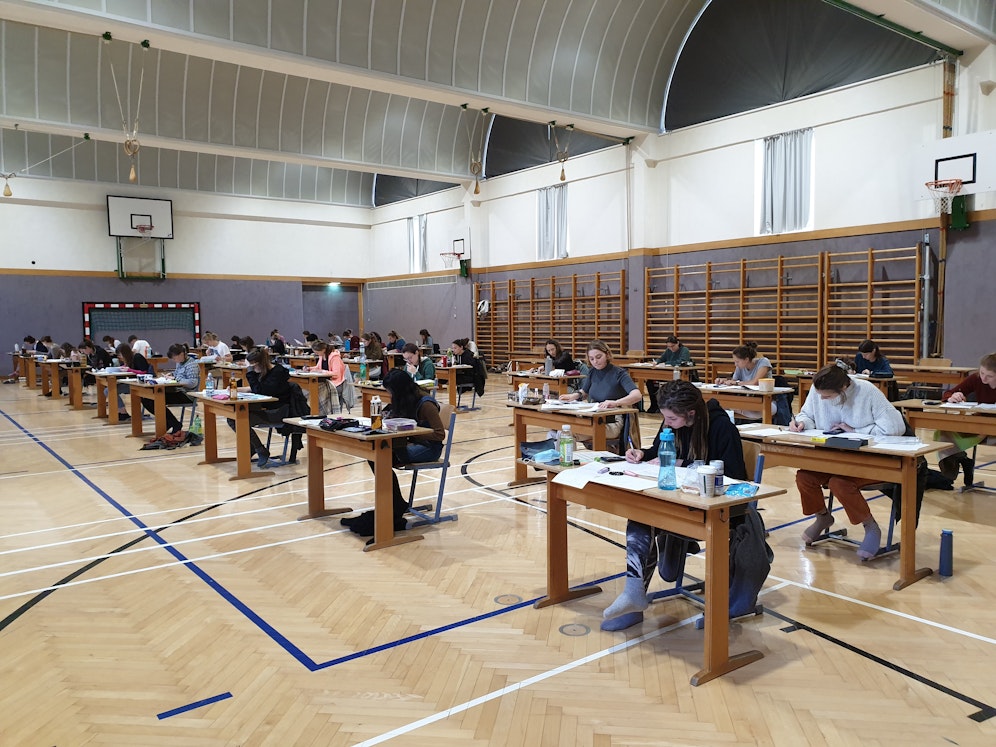 Die Schülerinnen und Schüler der HBLA für künstlerische Gestaltung in Linz bei der Matura im heurigen Frühling.