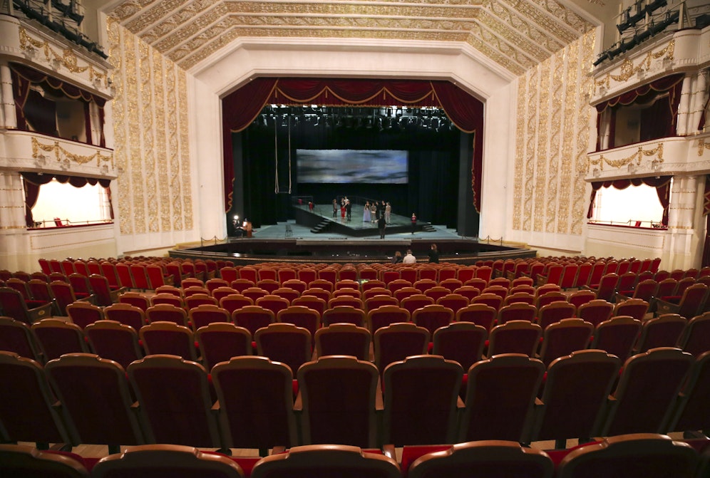 Die Abstandsregeln werden im Theater gelockert - allerdings mit Maskenpflicht.