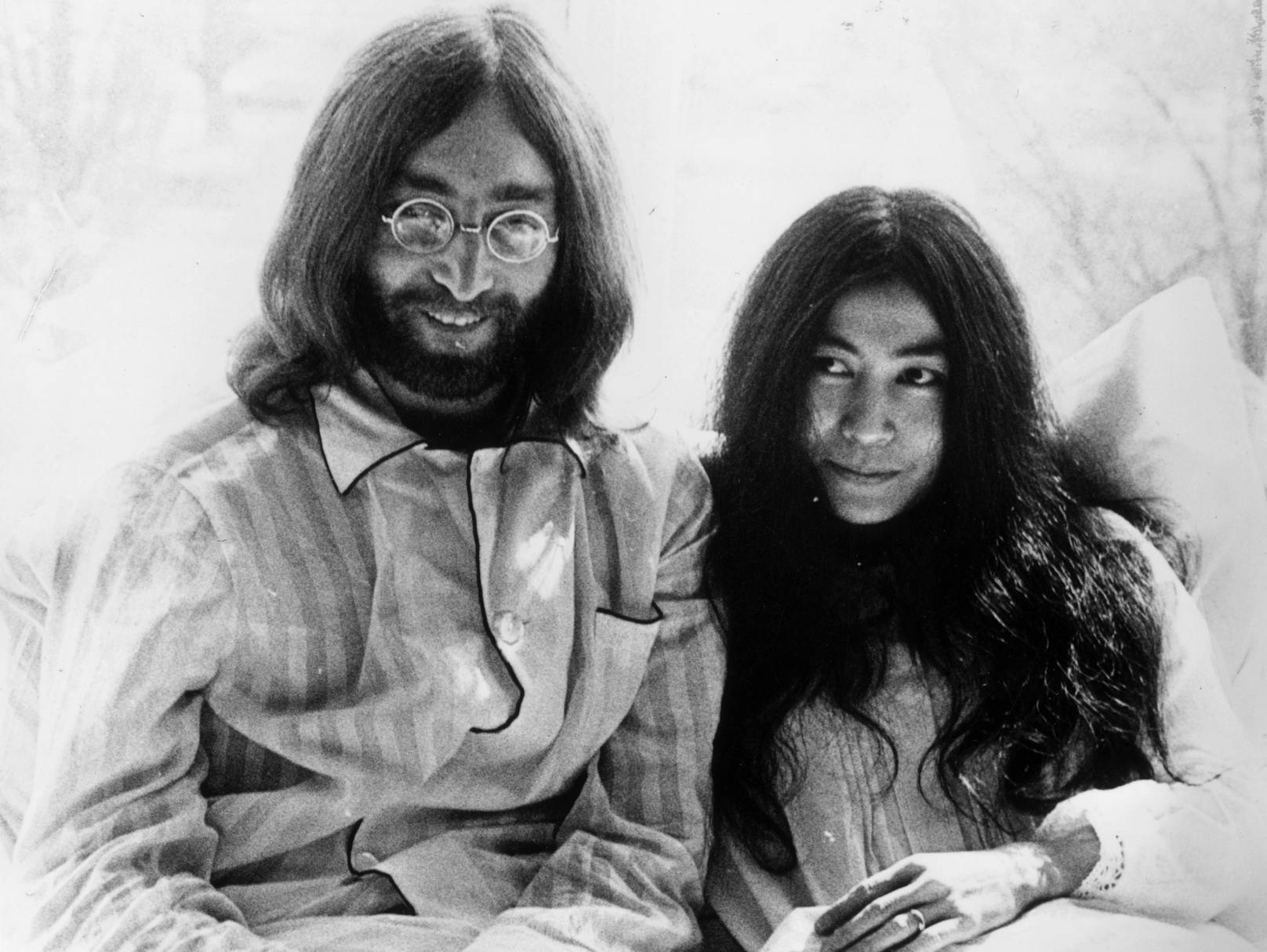 Musikkünstler <strong>John Lennon</strong> (li.) und seine Frau <strong>Yoko Ono</strong>.