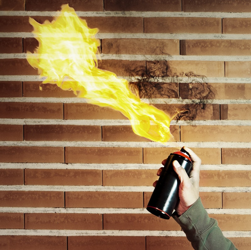 ... zu einer Spraydose und entzündete den Partikelstrahl. Er hatte die Stichflamme aber völlig unterschätzt und fackelte dabei den Wintergarten seiner Nachbarn ab.