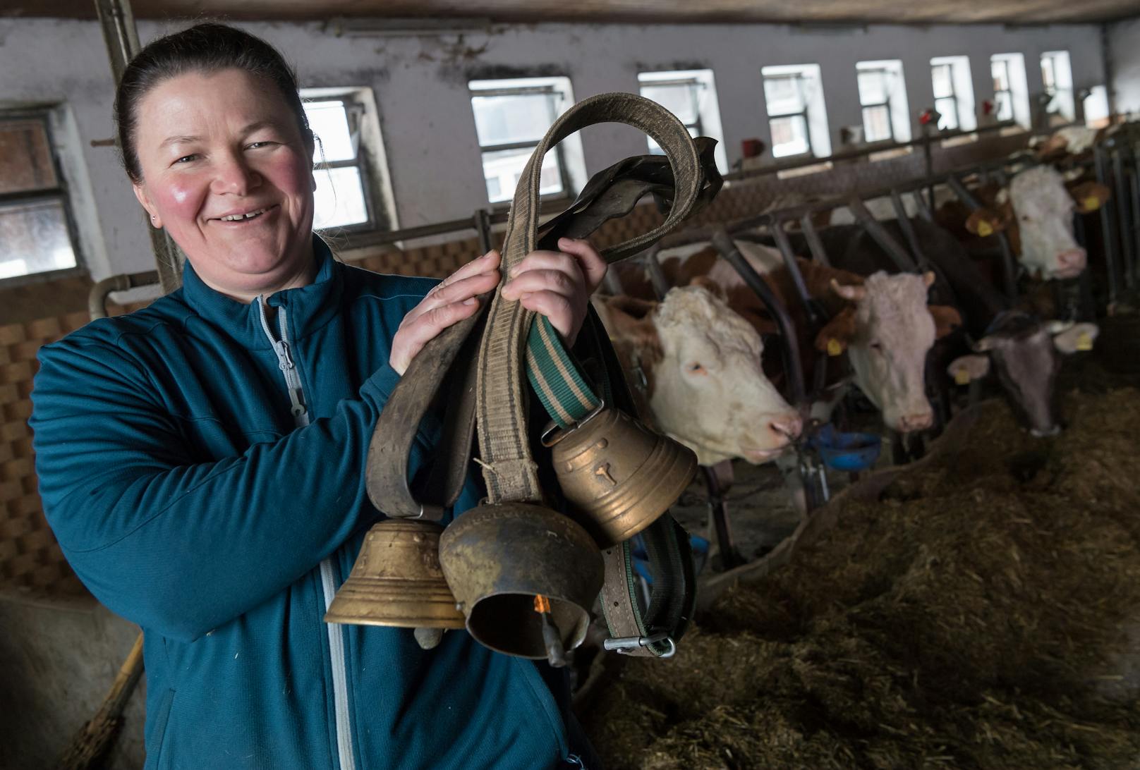 Rinderbäuerin Regina Killer mit ihren Schützlingen und deren Glocken. Seit 2015 steht sie derentwegen vor Gericht.