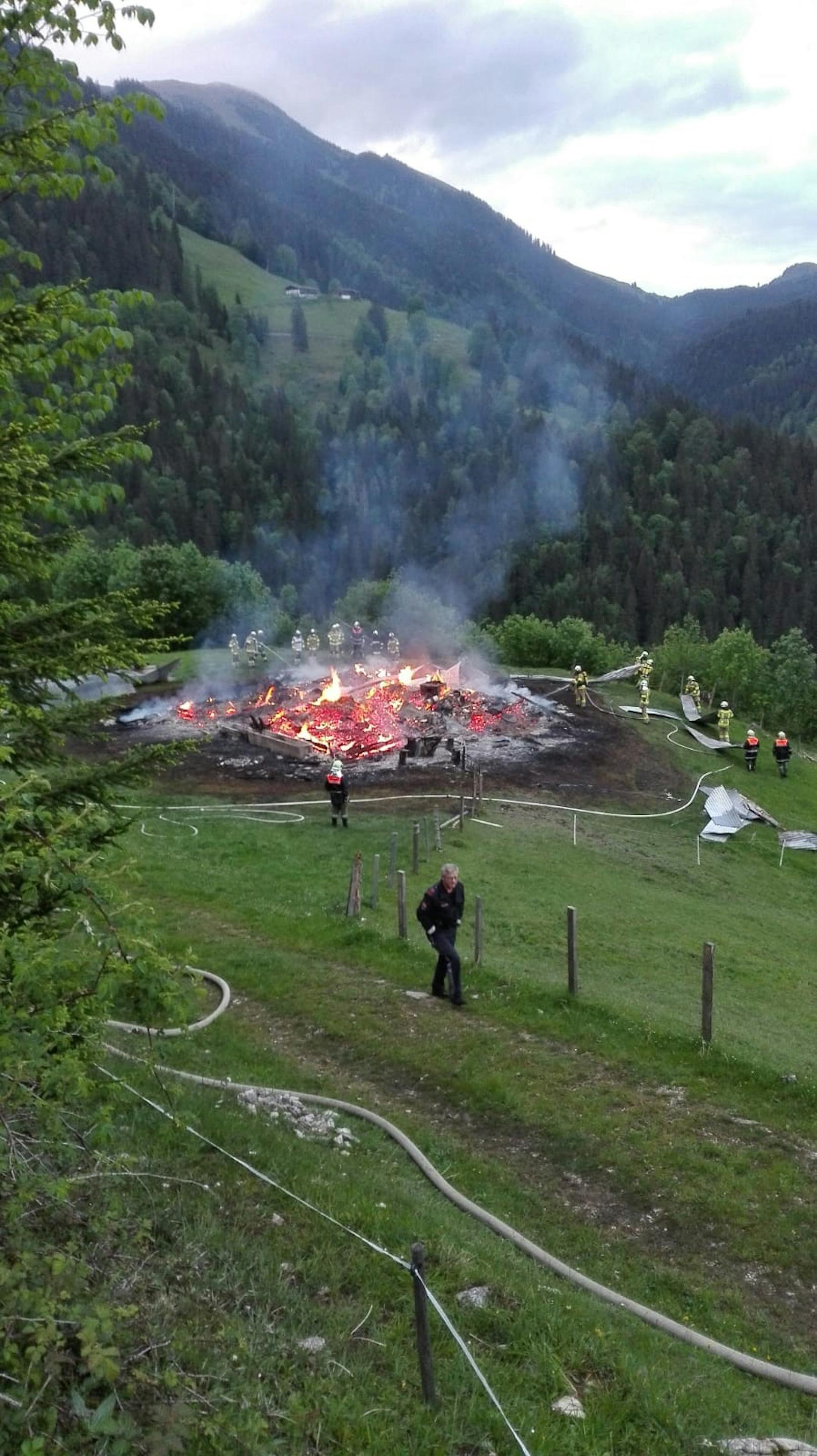 Beim Eintreffen der alarmierten Feuerwehren von Brandenberg und Aschau am entlegenen, bereits nahe der deutschen Staatsgrenze im alpinen Bereich befindlichen Objekt war die Almhütte bereits fast vollständig abgebrannt.