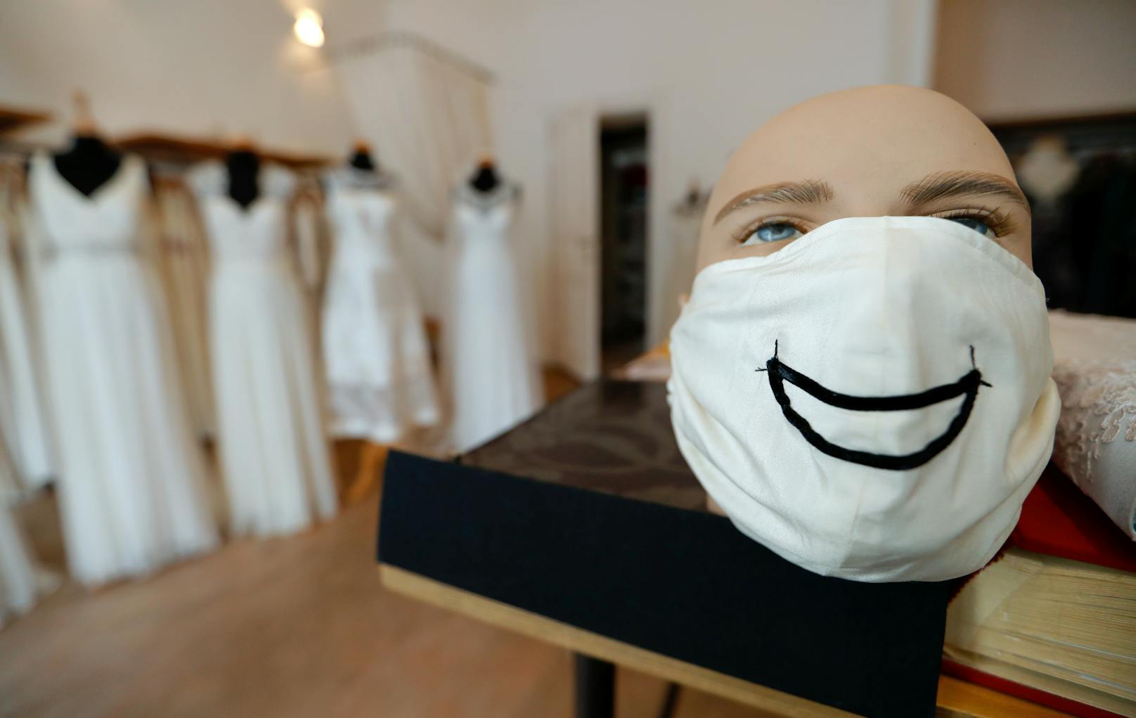 Maskengeschäft in Deutschland: Das Lächeln ist hier weiterhin zu sehen.