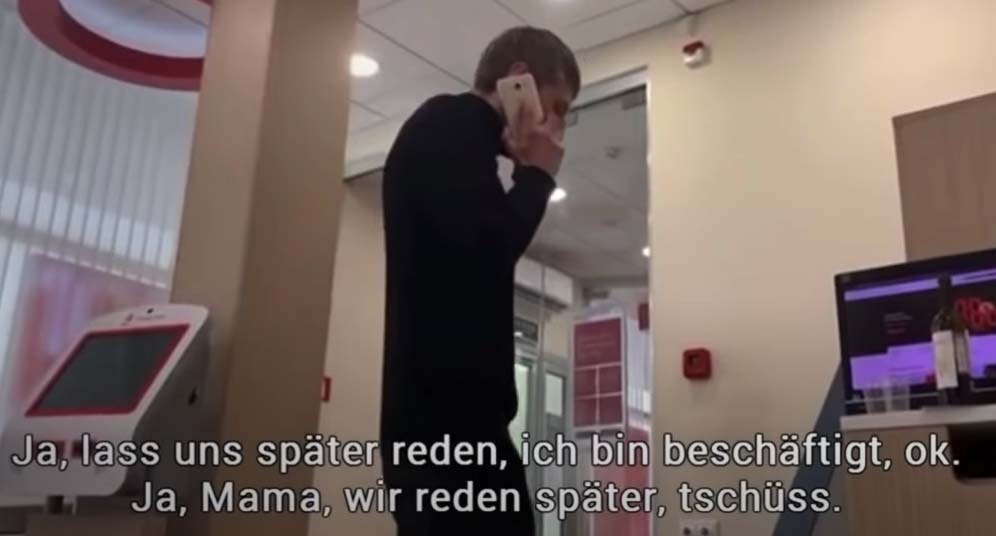 Der Bankräuber telefoniert bei dem Überfall mit seiner Mutter.