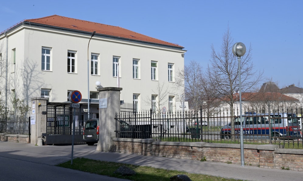 Zehn Bewohner und zwei Mitarbeiter wurden positiv getestet.