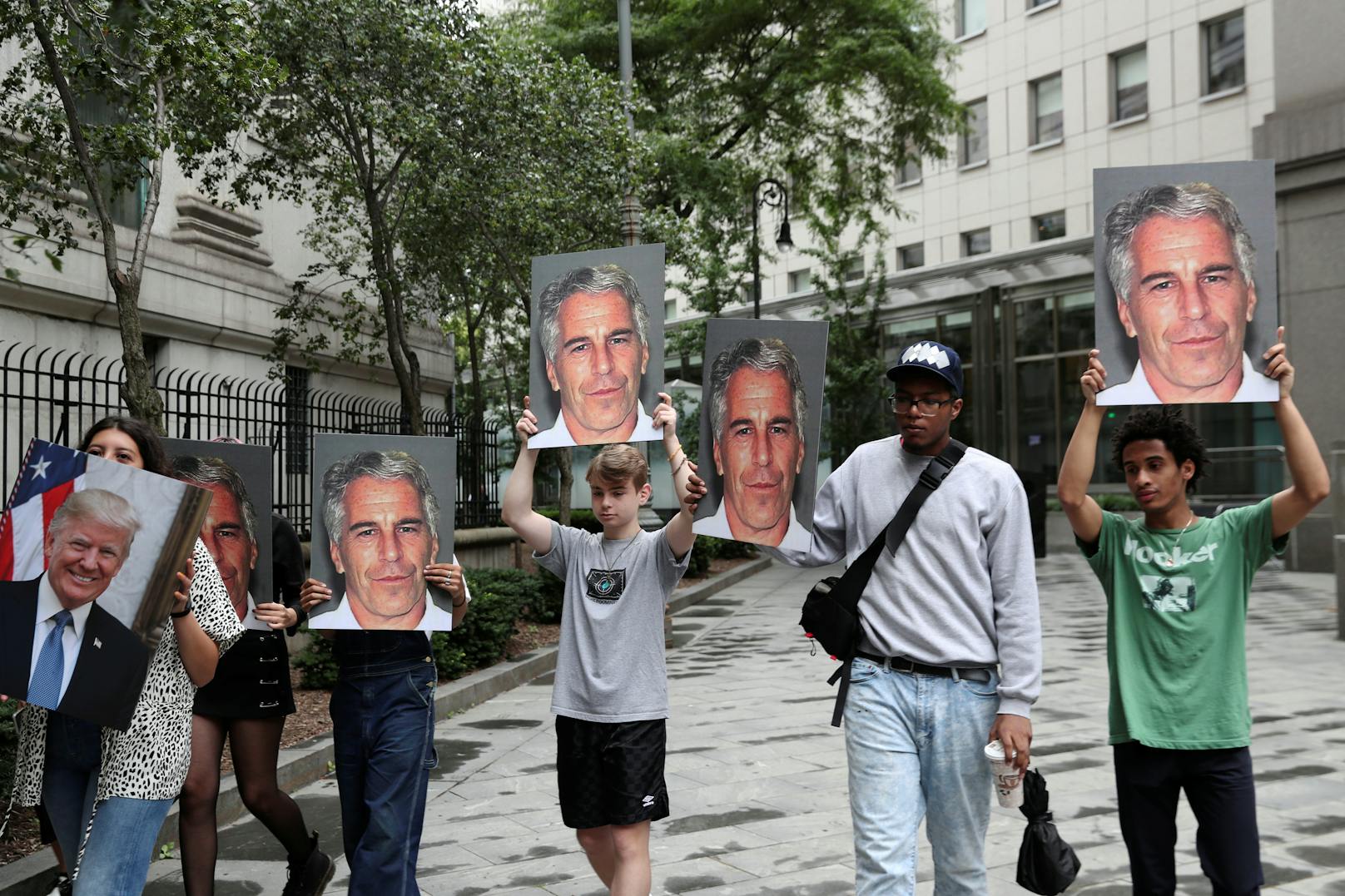 Demonstranten beim Prozess gegen Jeffrey Epstein wegen Menschenhandels Minderjähriger in New York im Juli 2019