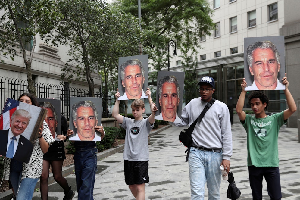 Demonstranten beim Prozess gegen Jeffrey Epstein wegen Menschenhandels Minderjähriger in New York im Juli 2019
