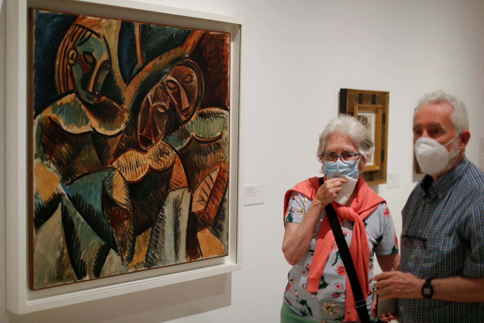 Menschen besuchen ein Museum in Malaga mit Maske