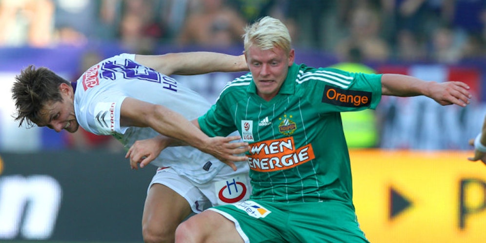 Thomas Prager im Rapid-Dress gegen James Holland.