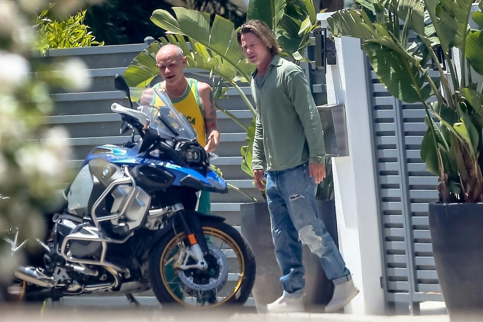 27.5.2020: Zwei Buben und ihr Spielzeug: <strong>Flea von den Red Hot Chili Peppers</strong> prahlt hier vor Motorrad-Narr Brad Pitt mit seiner neuen BMW. Brad hat sich kürzlich erst selbst zwei neue Motorräder gekauft. Vielleicht steht bald auch ein paar bayerische Pferdestärken in seiner Garage