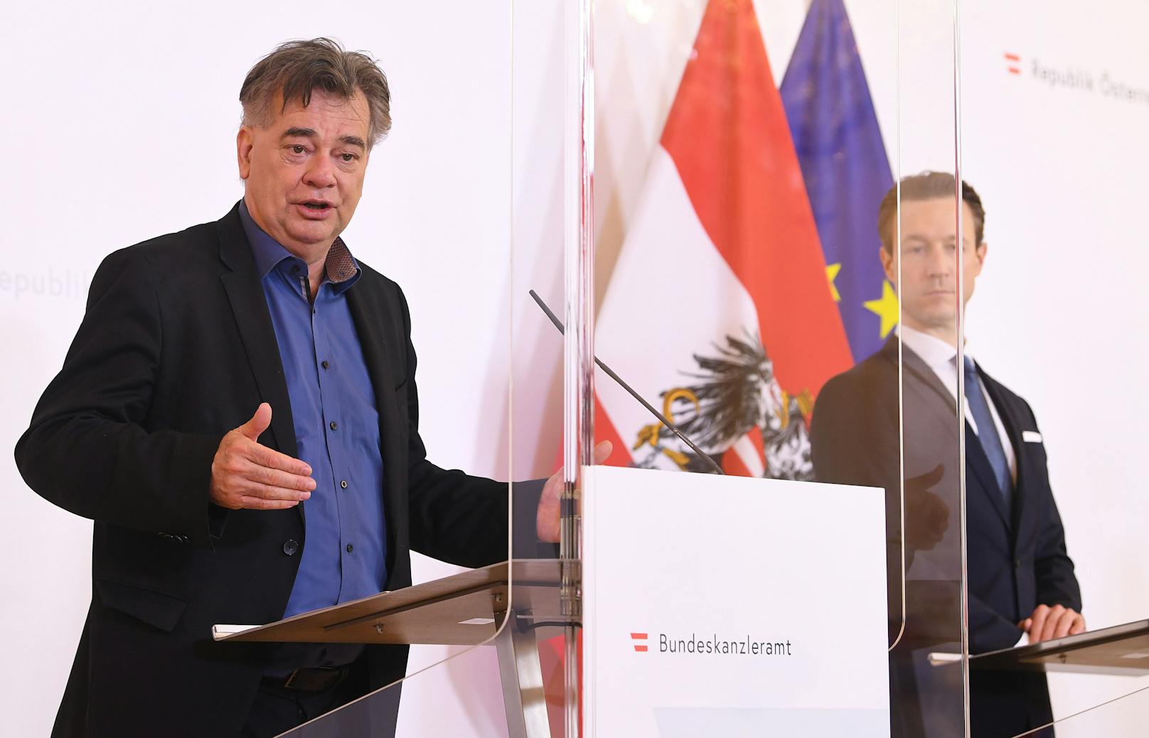 Vizekanzler Werner Kogler (Grüne) und Finanzminister Gernot Blümel (ÖVP) informieren nach dem Ministerrat.
