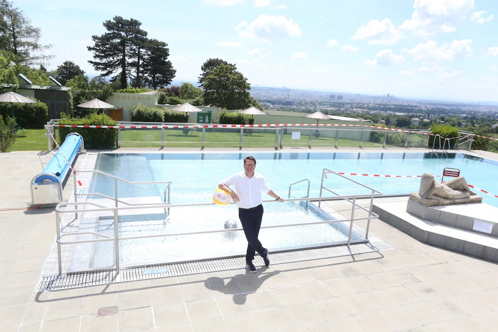 Bäderstadtrat Jürgen Czernohorszky im Krapfenwaldlbad