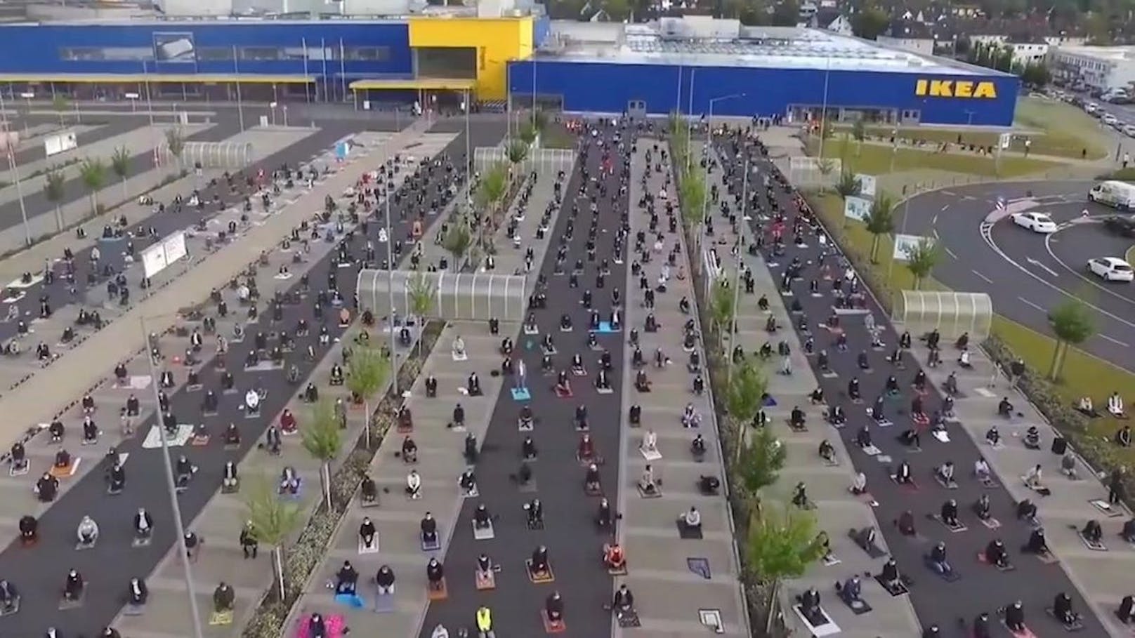 Gläubige versammelten sich auf einem Ikea-Parkplatz in Deutschland zum Gebet.