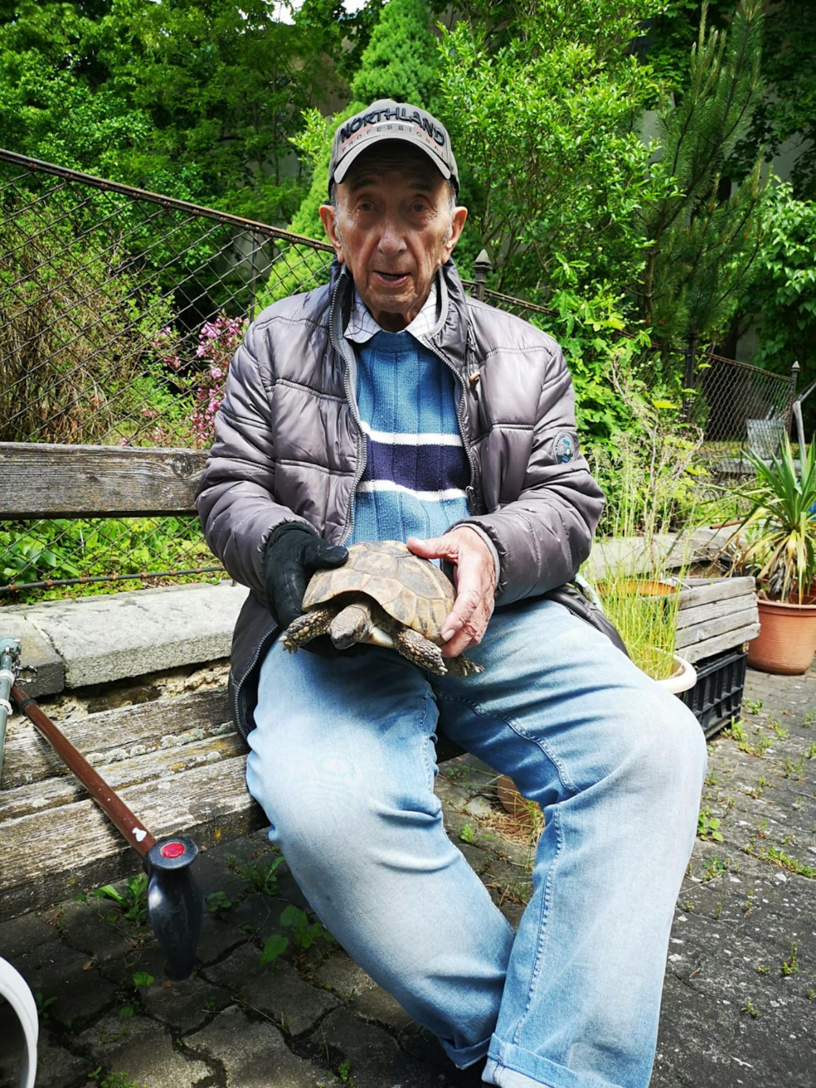 Besitzer Werner Goth-Assem (87) kümmert sich um&nbsp;"Hansl".