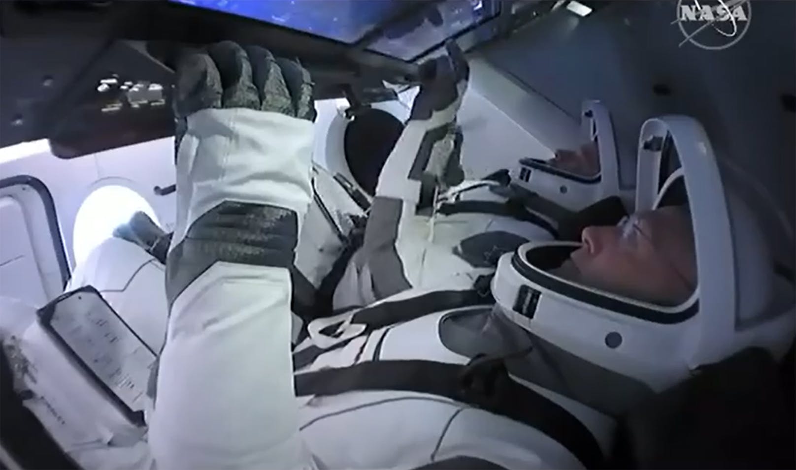 Die Astronauten an Bord des von Elon Musks Firma SpaceX entwickelten Transporer namens "Crew Dragon".