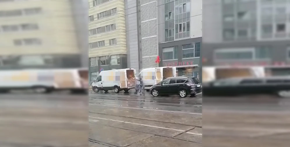 Der Paketbote ging nicht zimperlich mit den Packerln um.