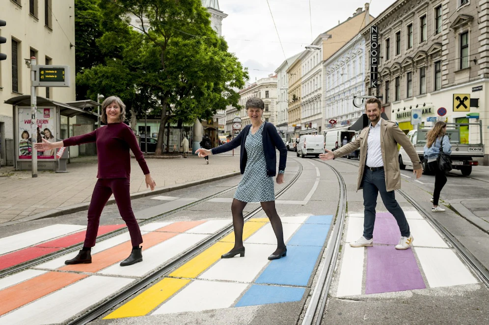 Die Währinger Straße hat seit kurzem einen Regenbogen-Zebrastreifen.