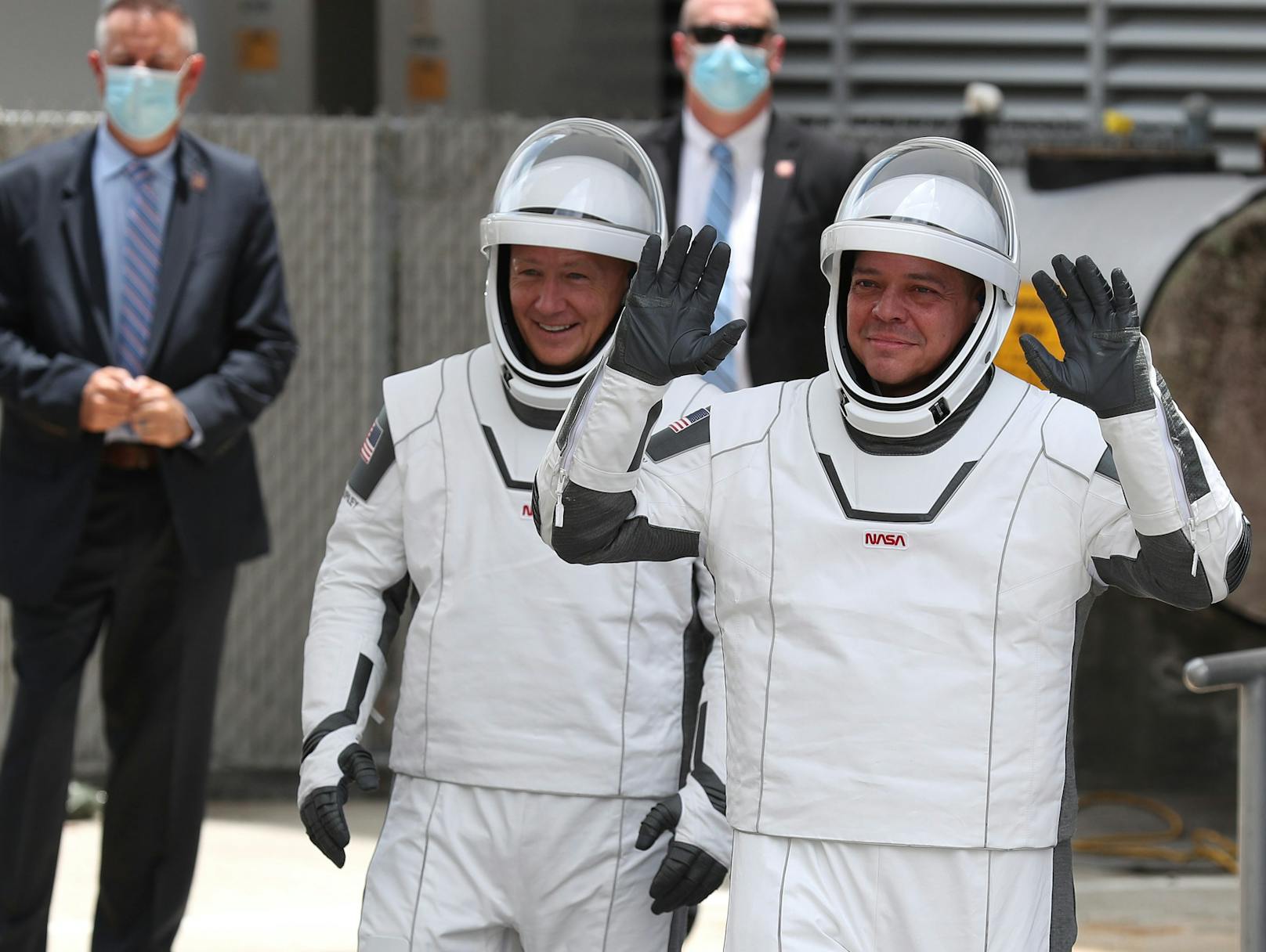Auch die Raumanzüge aus Teflon unterscheiden sich um einiges von denjenigen der NASA. SpaceX-Chef Musk soll sie von einem Kostümdesigner aus Hollywood entwerfen und von seinen Ingenieuren fertigen gelassen haben.