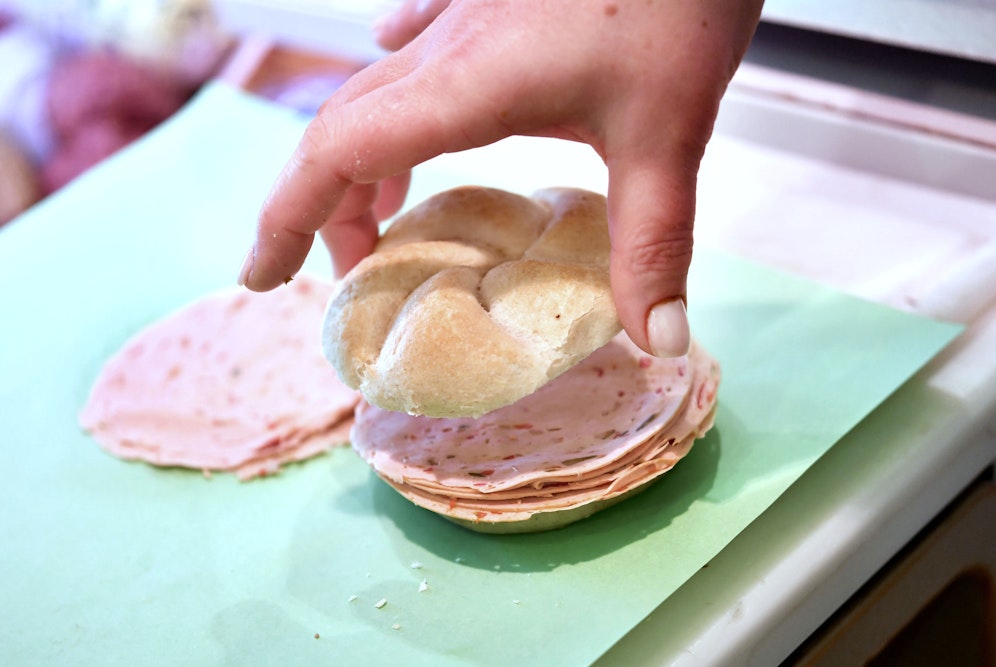 Eine Wurstsemmel. Symbolfoto