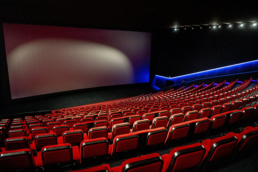 Ab Freitag dürfen wir wieder Filme auf der großen Leinwand sehen.