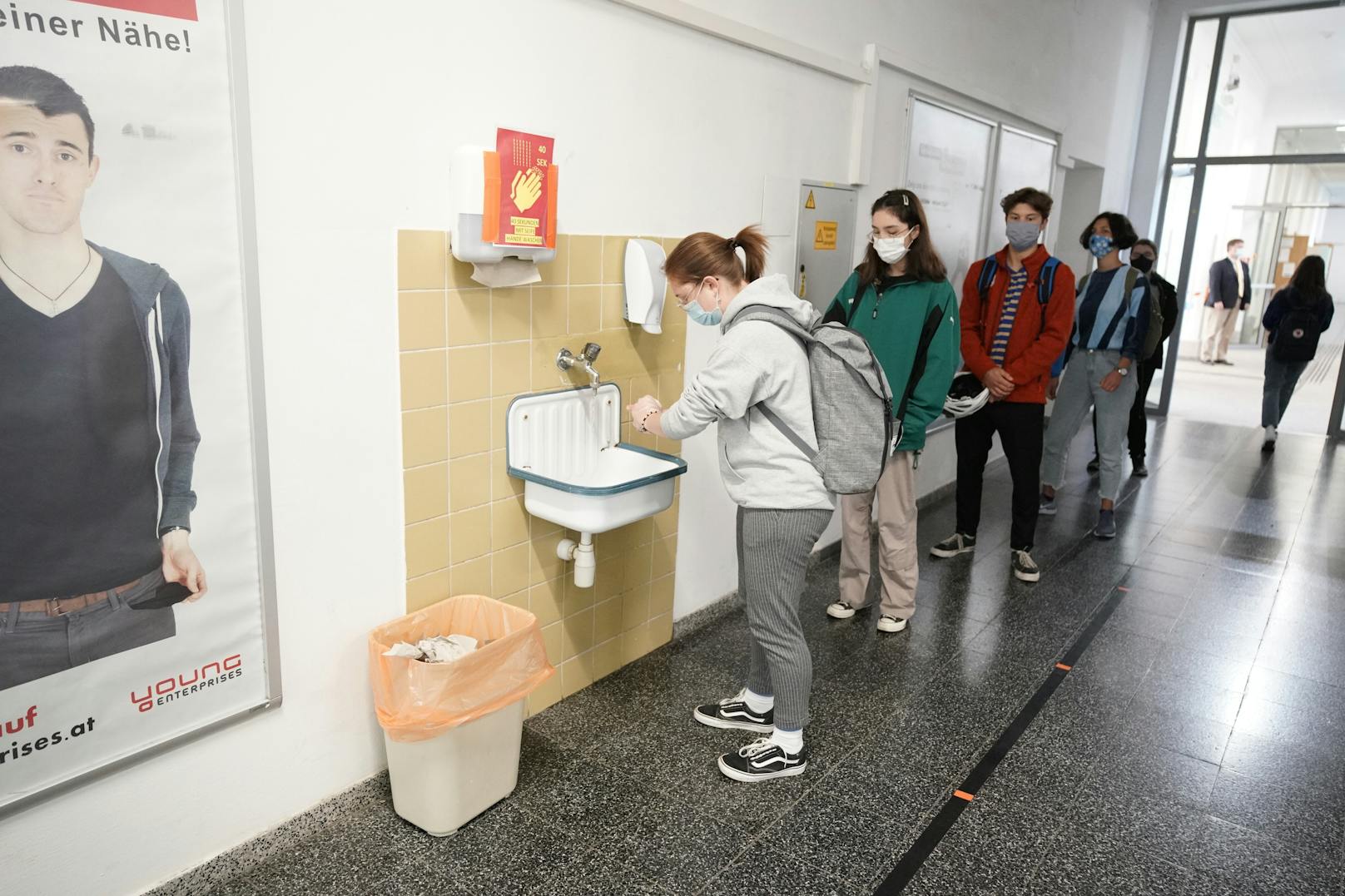 Die Schüler müssen sich  unter Aufsicht die Hände waschen.