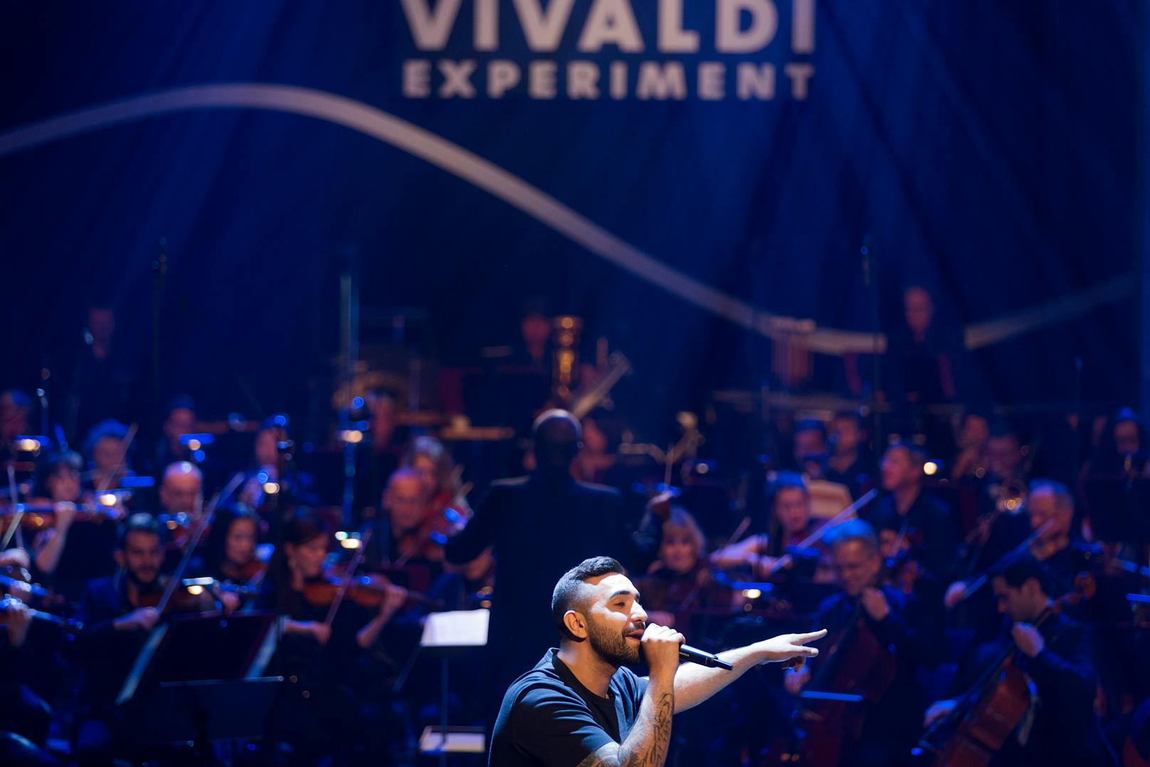 Rapper MoTrip performt zusammen mit Orchester und einem Chor aus hunderten Schülern beim "Vivaldi Experiment" in Köln (30. September 2016)