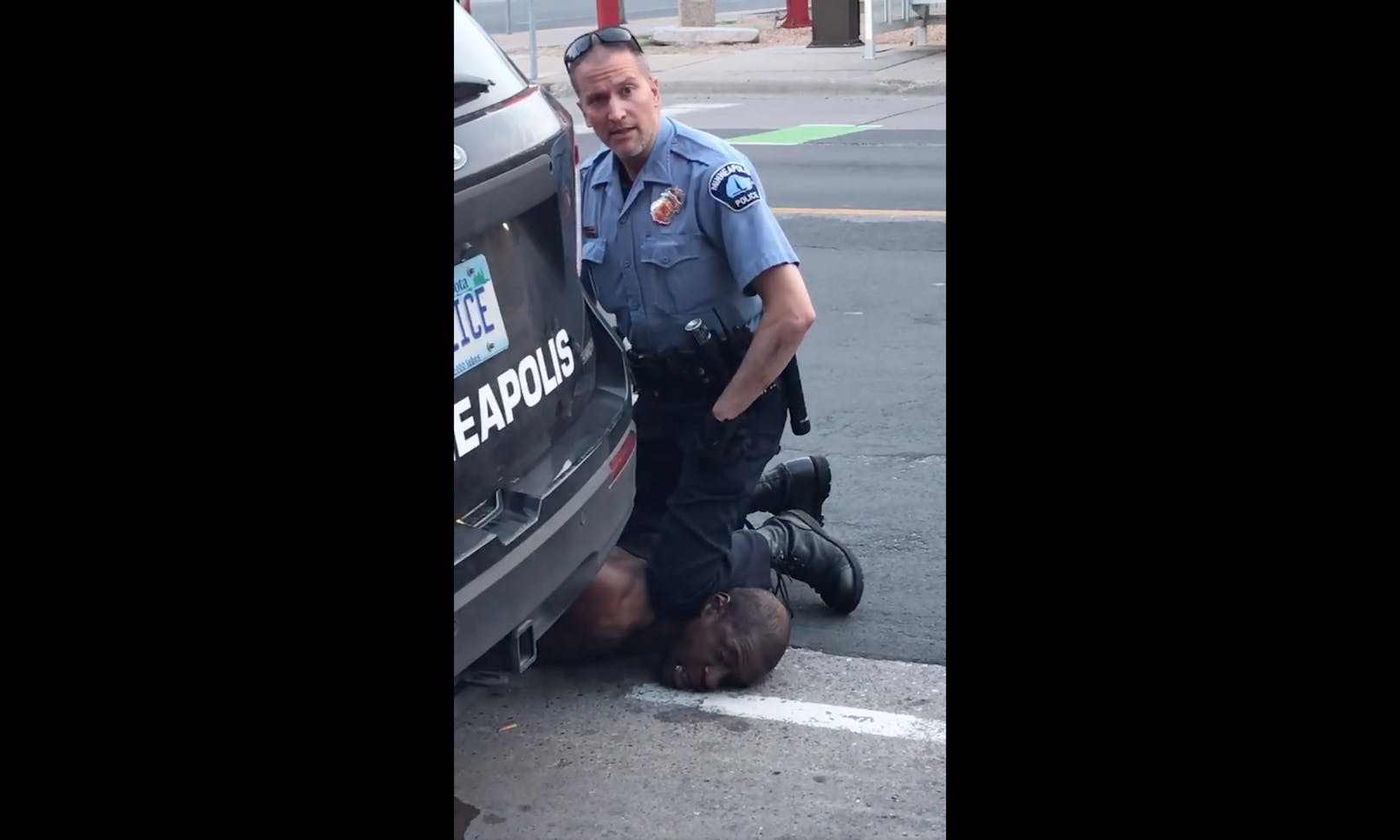 Mehrere Minuten drückt ein weißer Polizist einem Afroamerikaner in Minneapolis sein Knie auf den Hals, bis dieser das Bewusstsein verliert. Er stirbt später im Spital.