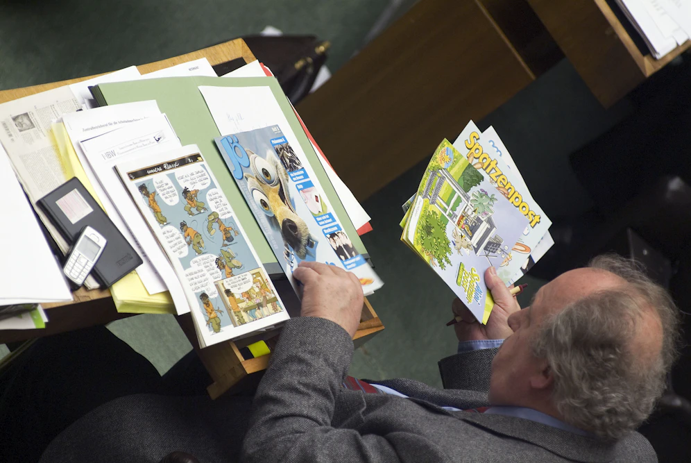 Fritz Neugebauer, GÖD-Vorsitzender und Bildungssprecher ÖVP bei einer Parlamentssitzung im Plenum bei der Lektüre der 
