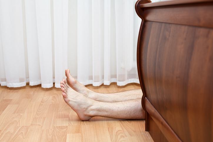 Bei Eintreffen der Einsatzkräfte lag der Mann bereits am Boden im Schlafzimmer, reagierte nur schwer auf die Ansprache von Polizei und Feuerwehr. (Symbolbild).