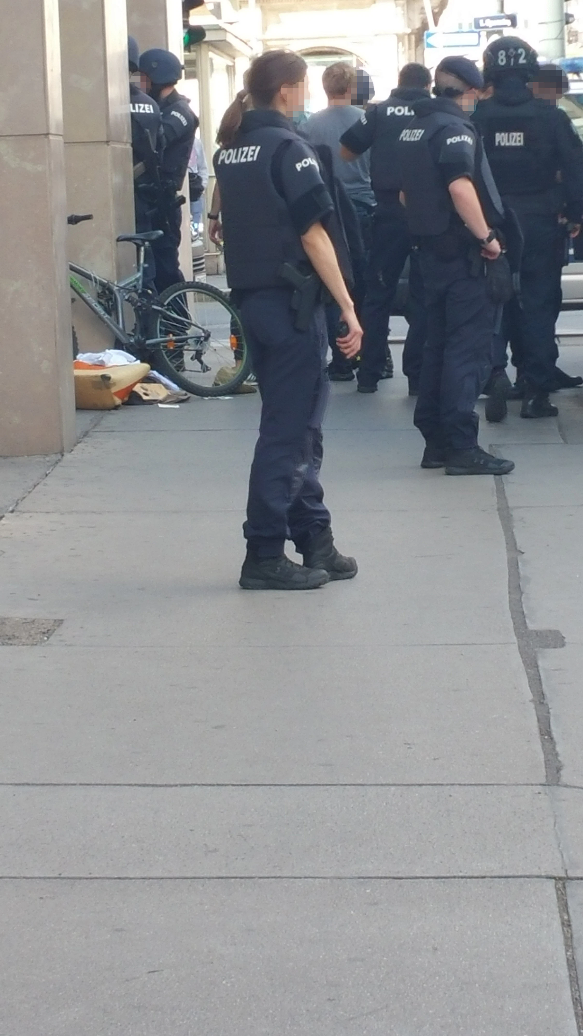 Eine Waffe wurde vor dem Würstelstand gefunden.