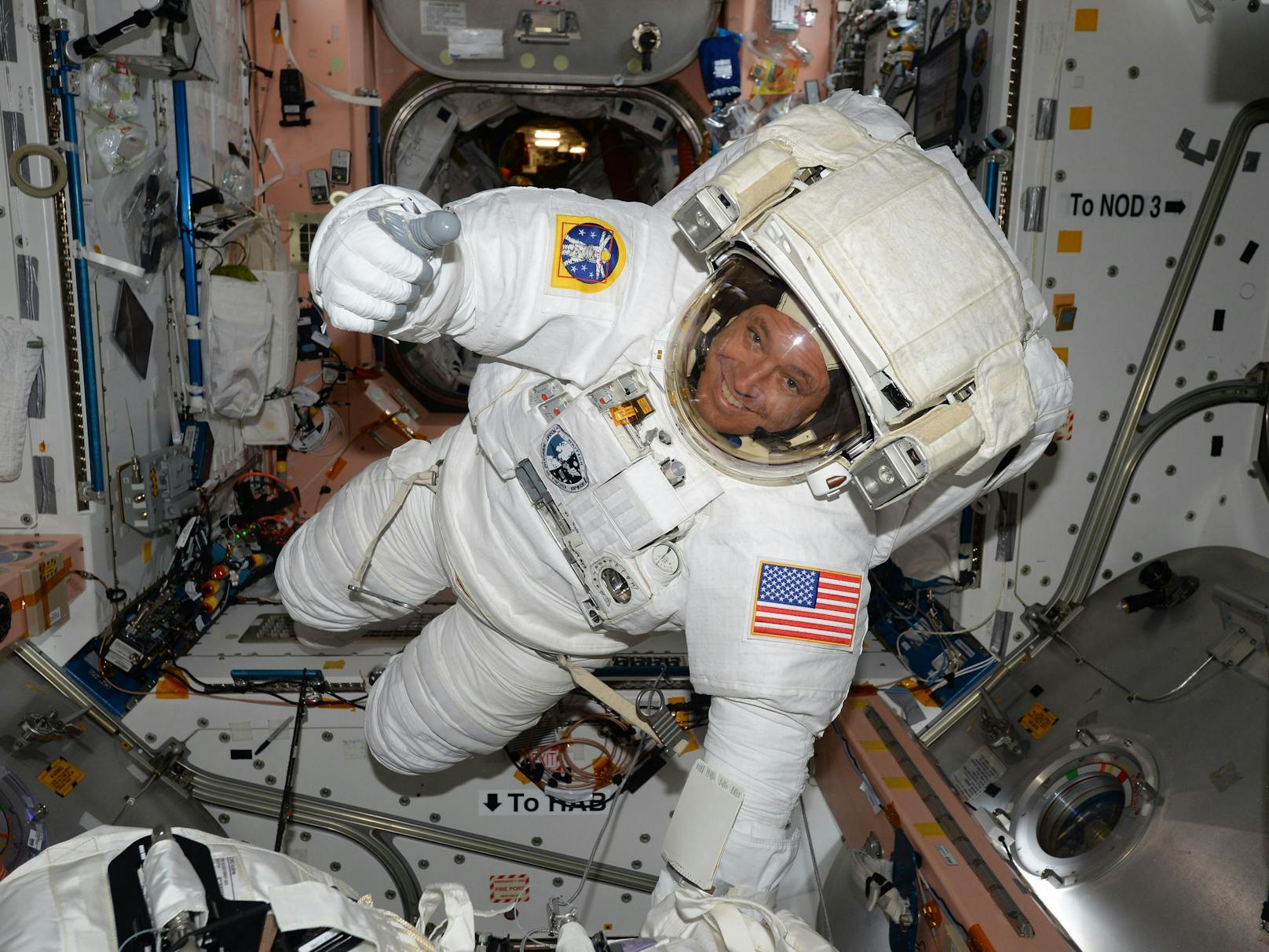 Derzeit befinden sich sieben Astronauten – vier aus den USA, zwei aus Russland und einer aus Deutschland – auf der ISS.