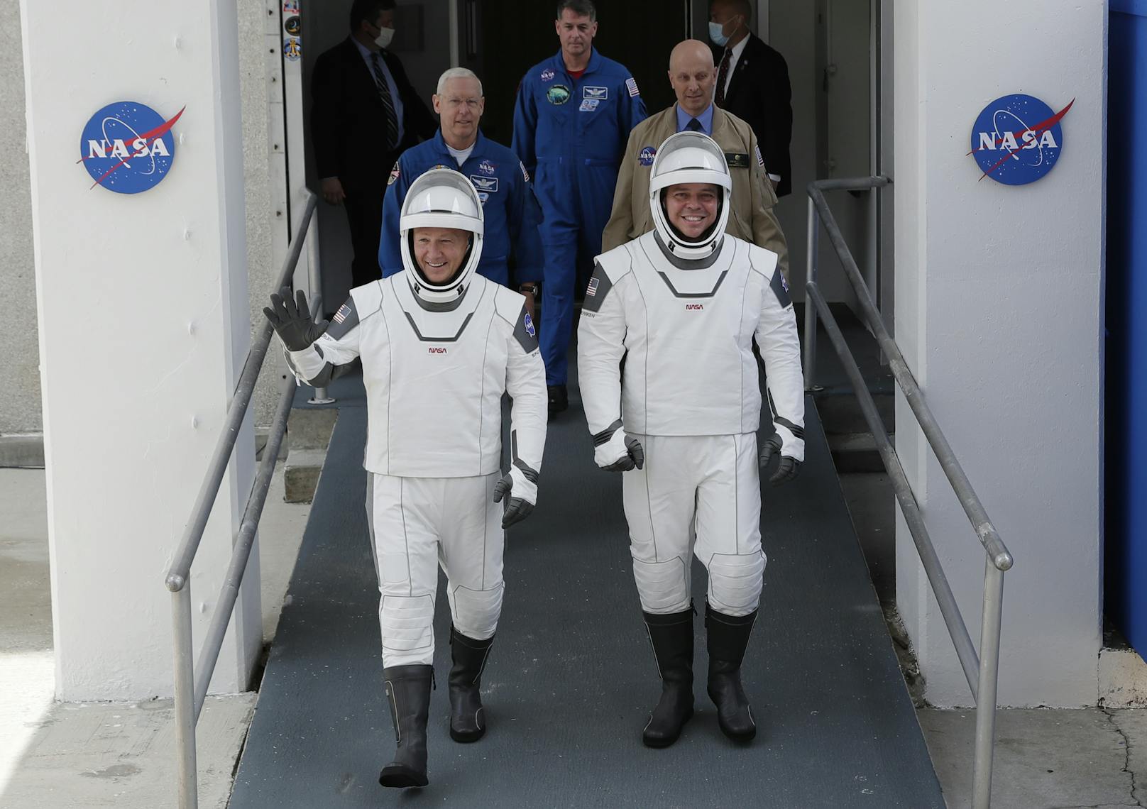 19 Stunden später sollten die beiden Astronauten Robert Behnken und Douglas Hurley in der Crew-Dragon-Raumkapsel an der ISS andocken.
