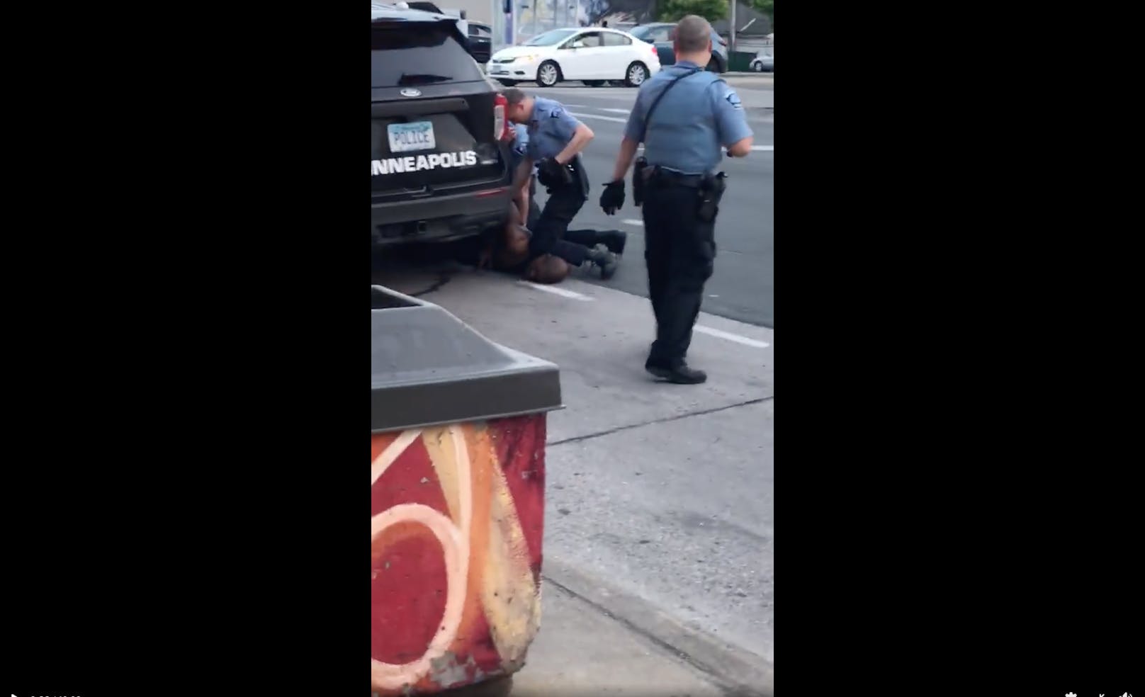 Mehrere Minuten drückt ein weißer Polizist einem Afroamerikaner in Minneapolis sein Knie auf den Hals, bis dieser das Bewusstsein verliert. Er stirbt später im Spital.