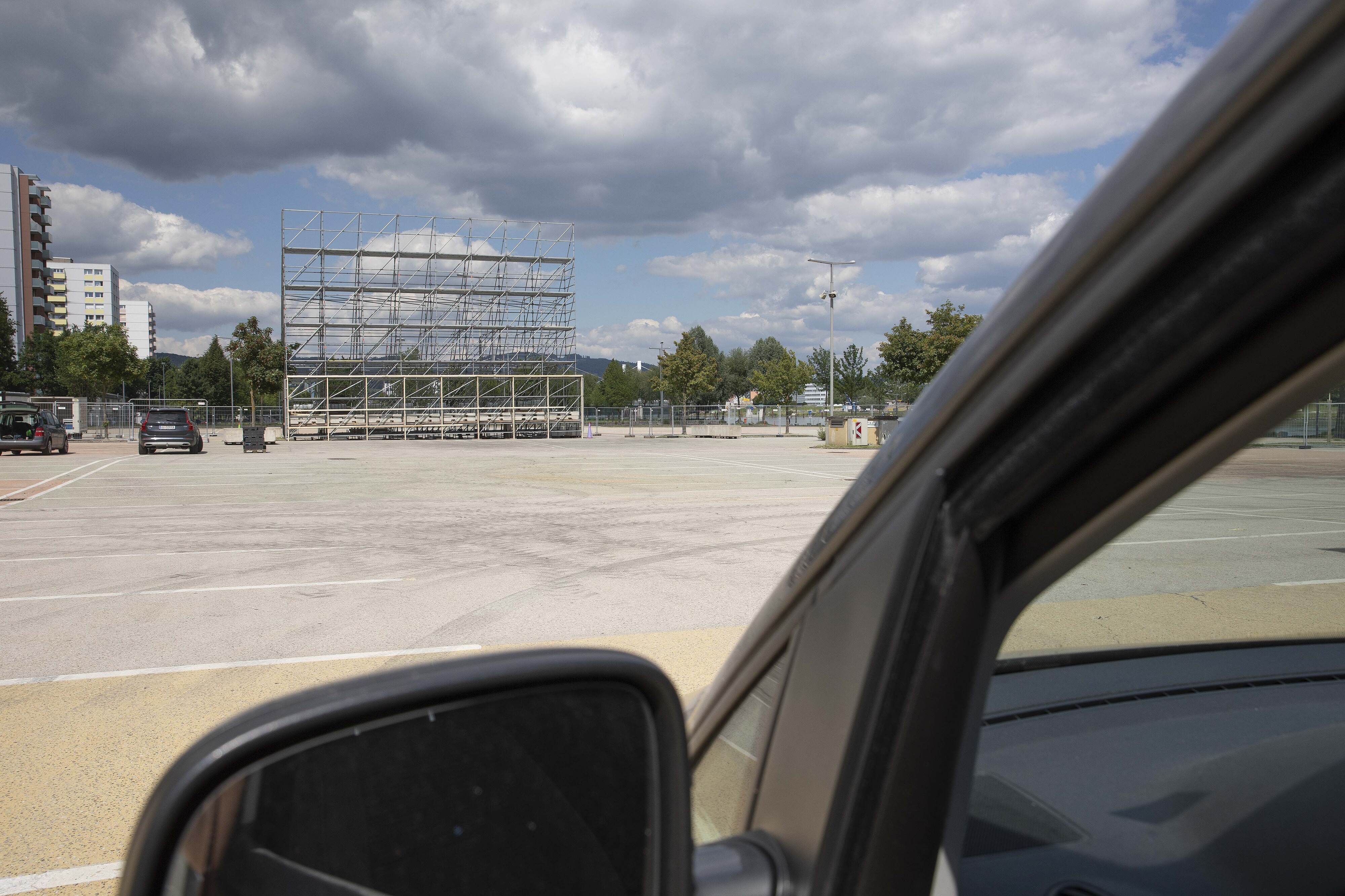 Derzeit wird noch das Gerüst für die Leinwand aufgebaut.