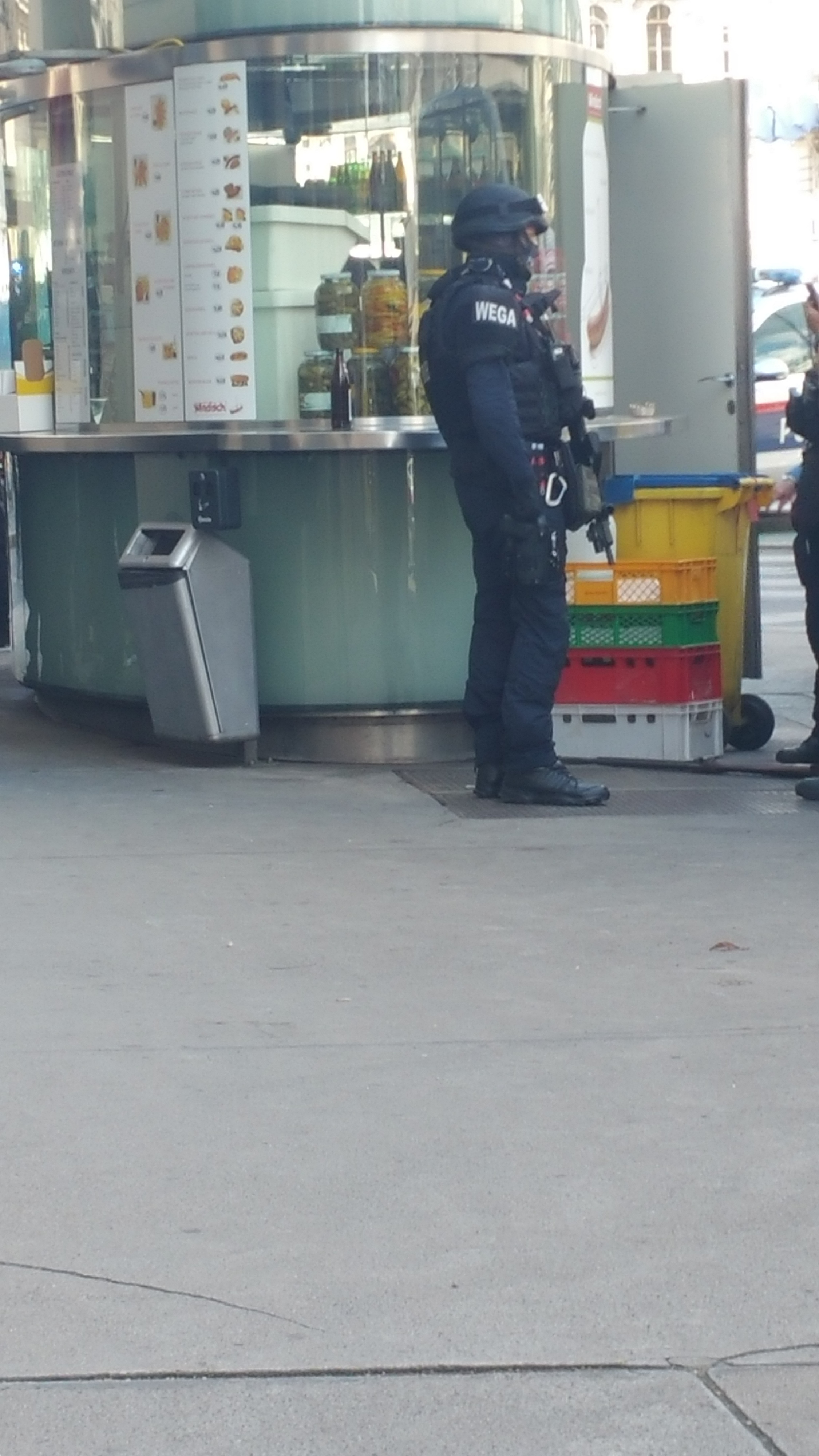 Großeinsatz beim Würstelstand: Mann mit Waffe wurde festgenommen.