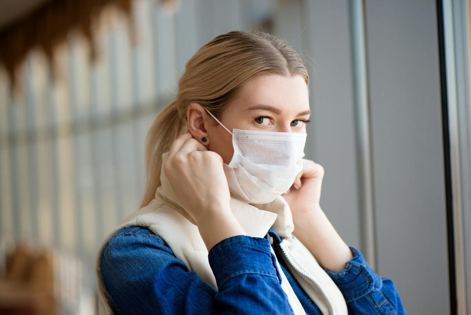 Bei steigenden Temperaturen sollte man auf gewisse Risiken beim Tragen von Atemschutzmasken achten. 