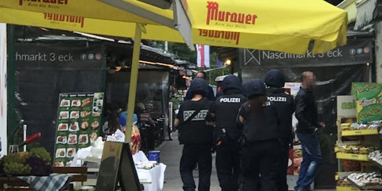 Die WEGA durchsuchte den Naschmarkt.