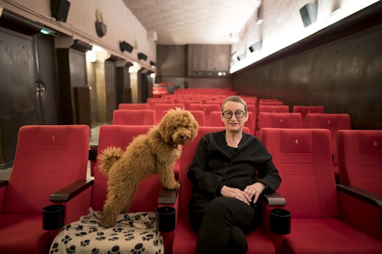 Bei Michaela Englert, hier mit Pudel Udo, läuft am Freitag ab 20 Uhr die Filmkomödie "Emma" nach dem Roman von Jane Austen.