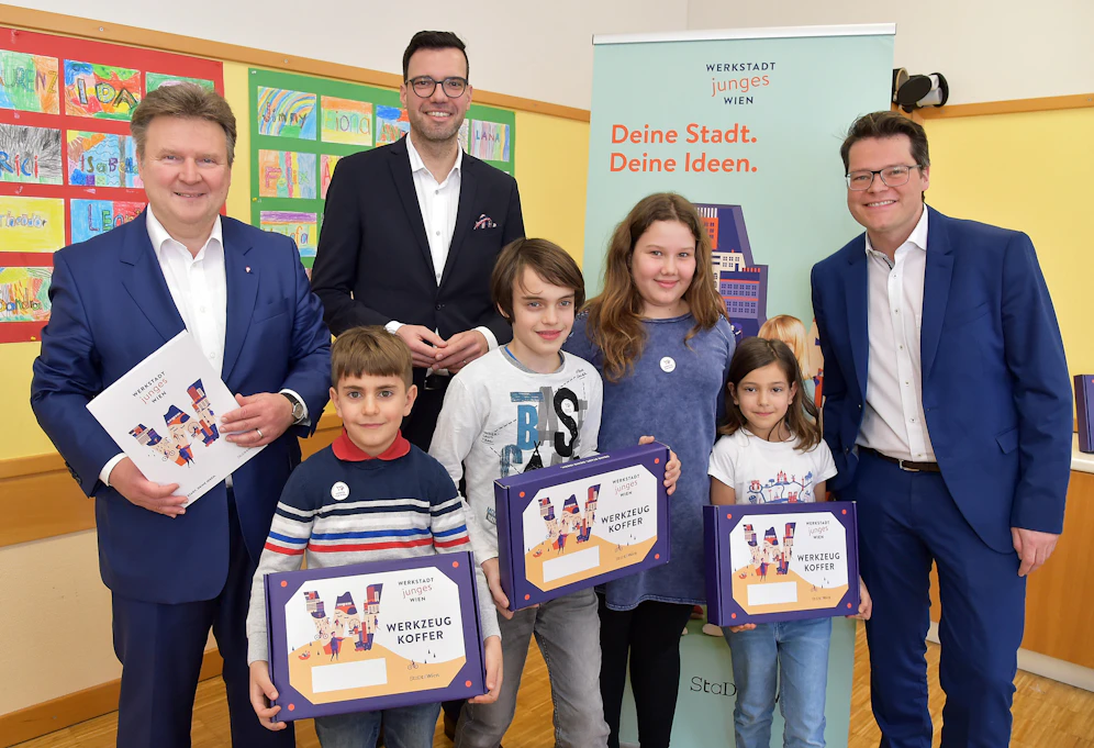 Bürgermeister Michael Ludwig, Jugendstadtrat Jürgen Czernohorszky (re.) und Bildungsdirektor Heinrich Himmer mit Schüler der Ganztagsvolksschule 3 im dritten Bezirk, die am Projekt 