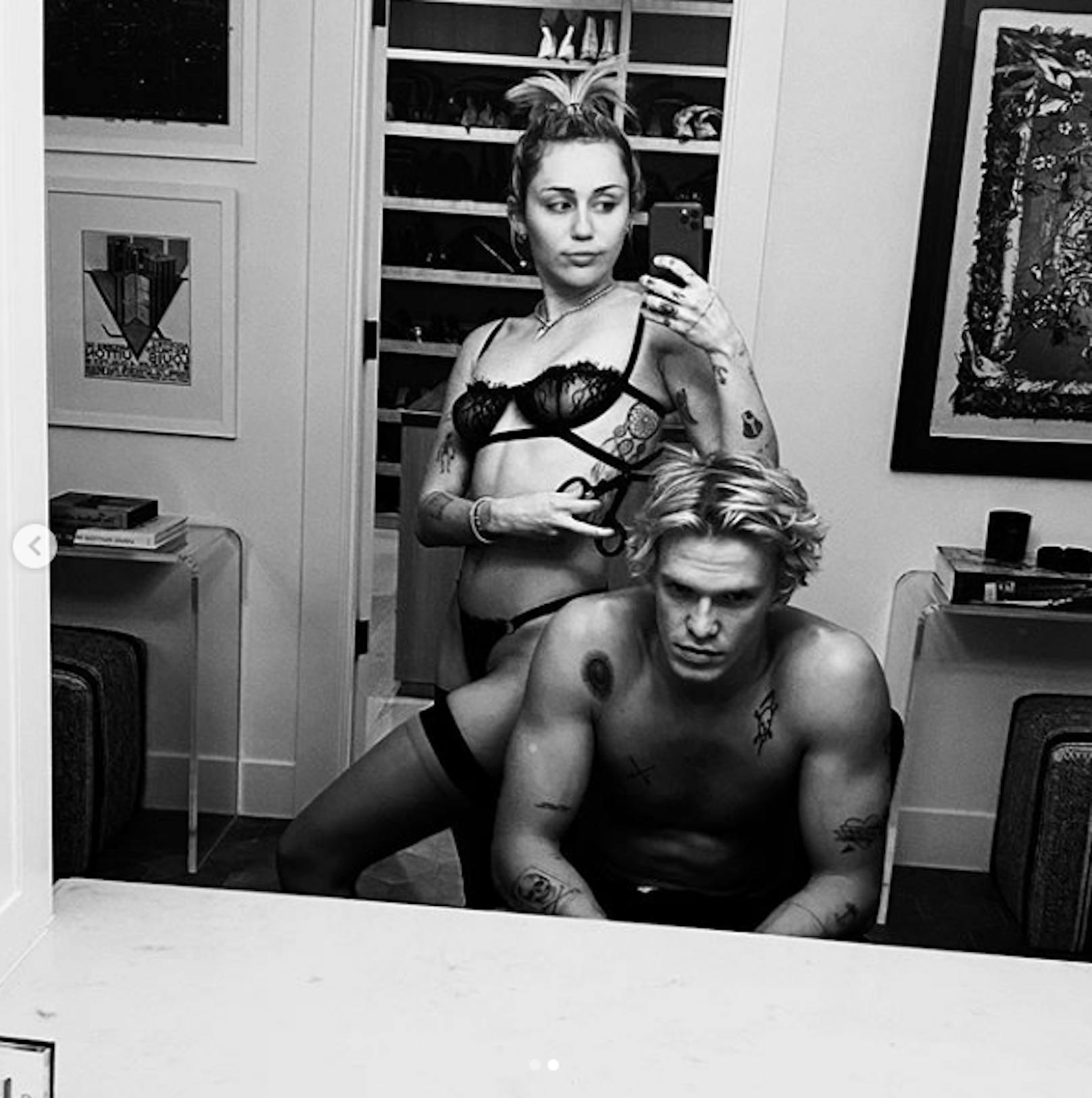 <strong>Cody Simpson</strong> (vorne) teilt ihre Leidenschaft für bleibende Körperkunst. Das Paar hat sich auch ein Couple-Tattoo stechen lassen.