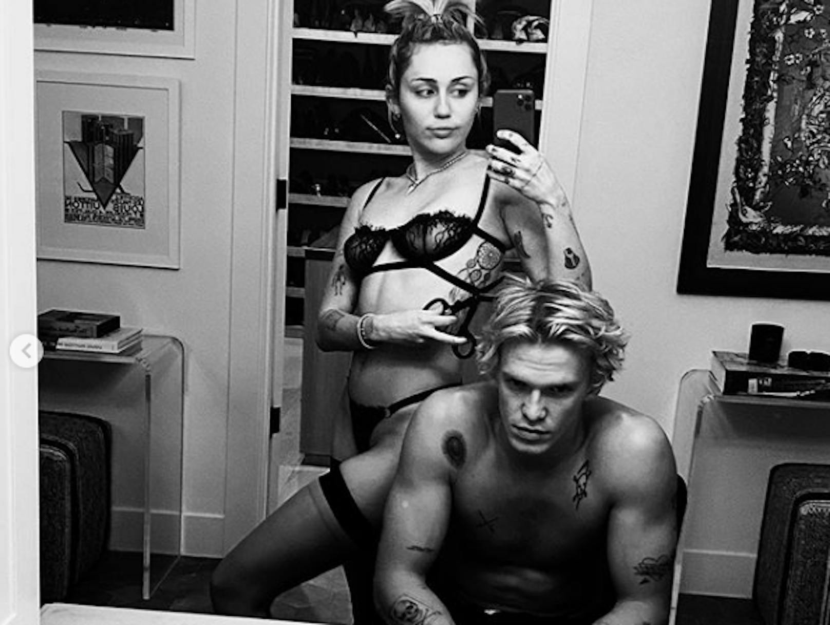 Freizügig und stolz auf ihre Tattoos zeigten sich <strong>Miley Cyrus</strong> und <strong>Cody Simpson</strong> in der Vergangenheit gerne auf Social Media.